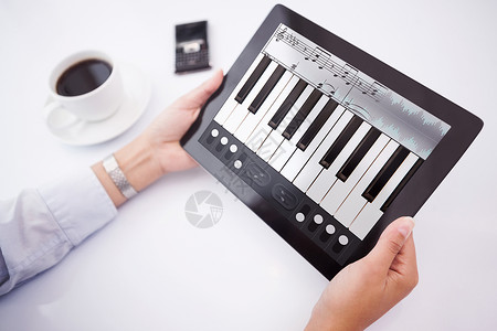 手机钢琴素材使用平板电脑的人的复合图像音乐桌子混合器技术钢琴混音手机触摸屏咖啡药片背景