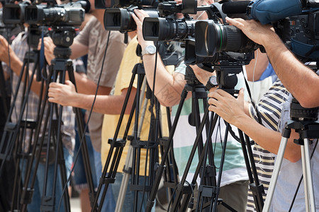 活动拍摄记者记者招待会 用摄像头拍摄一个事件电视发布会媒体摄影师播送操作员新闻报告镜片麦克风背景