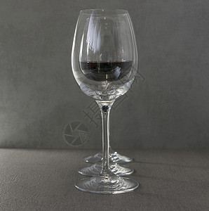 3个葡萄酒杯红色眼镜液体餐具玻璃背景图片