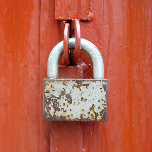 锁住红门安全金属安装红色宏观房子挂锁技术秘密入口高清图片