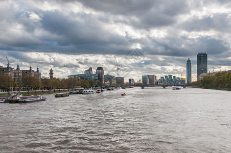 伦敦的天线在阴云的一天高清图片