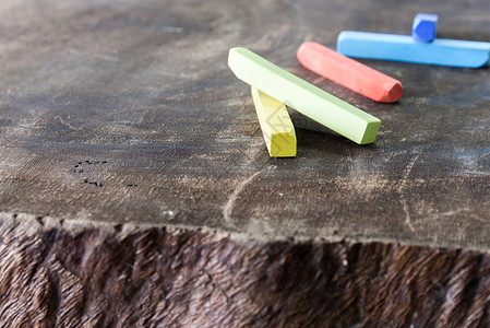 木制自然板上的彩色粉笔空白艺术教育绘图设备背景符号活动木板教学背景图片