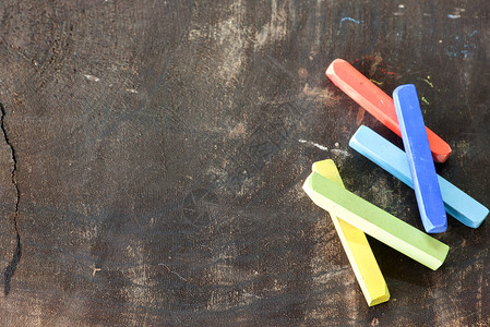 木制自然板上的彩色粉笔符号教学娱乐木板艺术报告绘图物体学习设备背景图片