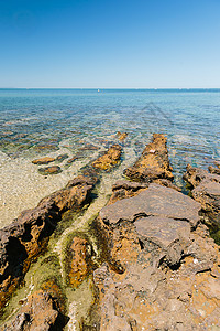 墨尔本沿海岩层岩石海洋地质学石头天空晴天海浪旅行蓝色风景背景图片