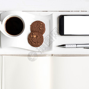 咖啡杯加饼干 手机用笔记本和笔咖啡眼镜网络电话杯子桌子办公室细胞工作钥匙背景图片