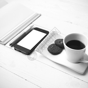 咖啡杯加饼干 手机加笔记本 笔黑和随心所欲杯子细胞眼镜电话咖啡办公室网络桌子工作钥匙背景图片