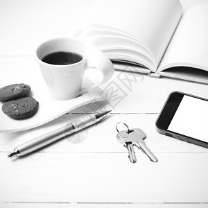 咖啡杯加饼干 手机 笔记本和主要黑白co办公室细胞咖啡网络电话眼镜工作杯子钥匙桌子背景图片