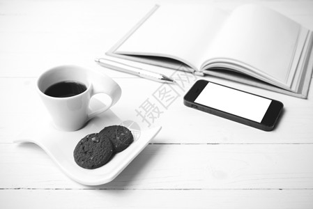 咖啡杯加饼干 手机加笔记本 笔黑和随心所欲桌子细胞办公室电话眼镜咖啡钥匙网络工作杯子背景图片