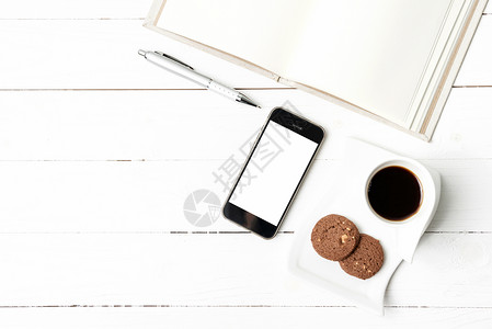 咖啡杯加饼干 手机用笔记本和笔桌子电话网络眼镜杯子咖啡工作钥匙细胞办公室背景图片
