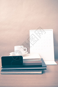 咖啡 手机 书本和日历电话杯子桌子白色办公室笔记职场商业会议记事本背景图片