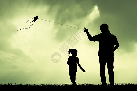 日落时 父亲和儿子带着风筝阳光快乐插图姐妹喜悦闲暇天空孩子孩子们游戏背景图片