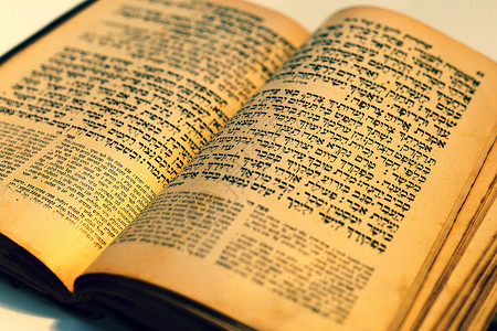 漂亮的老犹太书字母阅读宗教学习历史教育祷告古董滚动上帝以色列高清图片素材