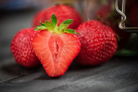 新鲜的成熟草莓叶子甜点农业饮食收成营养农场水果墙纸花园背景图片