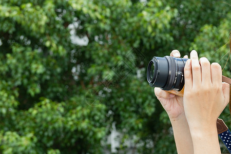 拍照旅行女性摄影师女孩相机照片女士摄影镜片背景图片