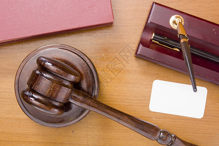 木架上的公证员球棒陪审团检察官律师帽子司法商业卡片黑色裁判犯罪背景图片