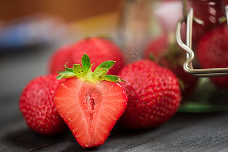 新鲜的成熟草莓木头美食早餐桌子收成季节水果墙纸叶子团体背景图片