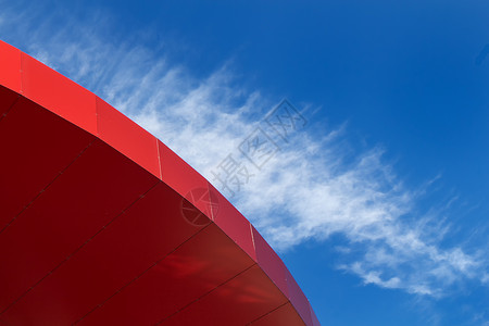 建筑和天空条纹工业红色线条蓝色金属背景图片