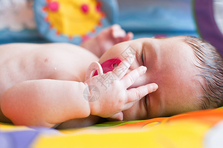 小宝宝的肖像儿子孩子新生母亲手指男生女孩白色眼睛婴儿背景图片