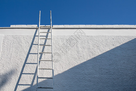 白墙和梯子背景图片