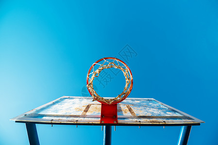 在户外法庭上环绕着篮球圈的灵活玻璃街头篮球板娱乐扣篮街道篮子蓝色活动校园天空街球运动背景图片