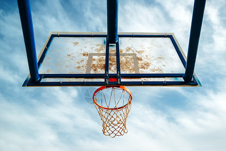 在户外法庭上环绕着篮球圈的灵活玻璃街头篮球板活动木板运动有机玻璃扣篮游戏街道天空街球娱乐背景图片