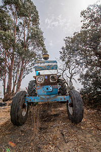 老拖拉机遗弃在农村的拖拉机贴花机器乡村农场商业车轮蓝色车辆金属机械背景
