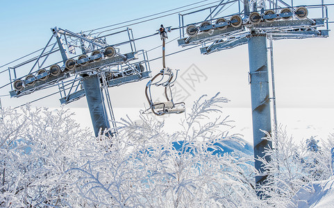 覆盖有霜的旅行滑雪缆车高清图片
