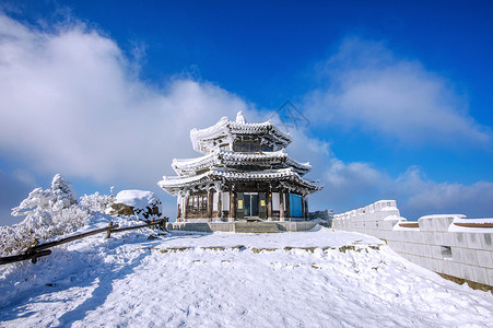 冬雪覆盖了木林的房屋 德景山西天气公园爬坡风景薄雾故事山脉旅游晴天寺庙背景图片