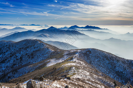 南韩德宇山的冬季风景和雾泽高清图片