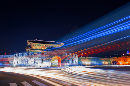 Korea 苏原的九月街华永堡垒和车灯高清图片