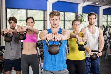 全科提升班提升哑铃的健身班工作室女性活动男人训练闲暇肌肉力量健身房福祉背景