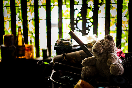 用旧工具在脏地方的熊娃娃娃娃桌子店铺抽屉工艺工作作坊工作室金属工业扳手背景图片