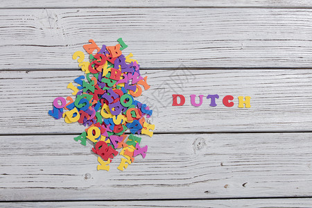 彩色字母d在白木板上用彩色字母 制成荷兰文的多彩字词英语网络写作积木字体刻字拼写社会凸版打字稿背景