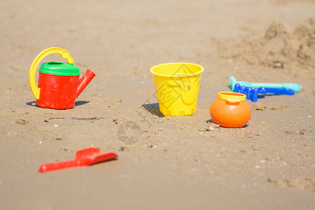 孩子们的沙玩具躺在海滩海边背景图片