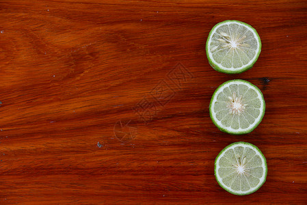 木地板上的柠檬汁水果墙纸桌子白色蔬菜食物烹饪柠檬薄荷绿色背景图片
