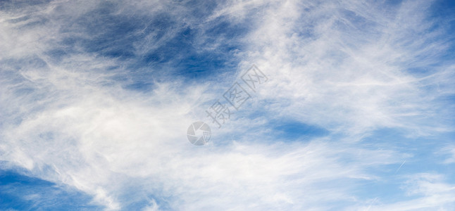 蓝天空和乌云云景场景天堂晴天飞机天蓝色痕迹蓝色轨迹天空背景图片