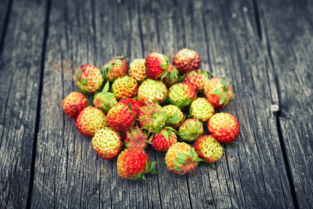 红色野草莓味道水果木头叶子甜点果味饮食荒野早餐小吃背景图片