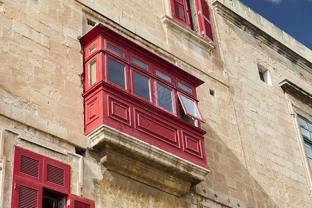 马耳他首都瓦莱塔老楼的典型木制阳台背景图片