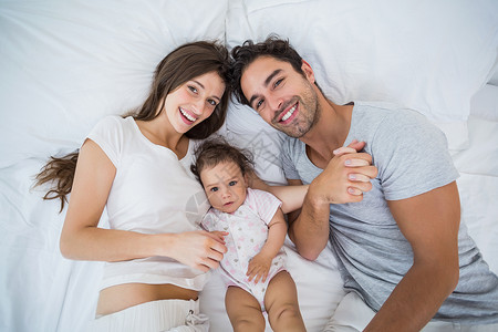 有一个孩子的家庭幸福家庭躺在床上的高度角度视角背景