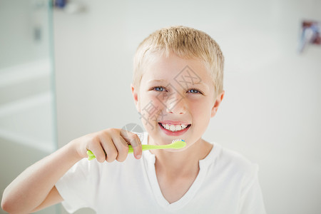 男孩刷牙肖像背景图片
