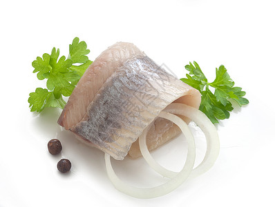 光盘鱼素材与 洋葱和胡椒食物光盘海鲜盘子鸟瞰图黑色折叠戒指白色香菜背景