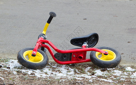 红孩子平衡自行车乐趣碰撞季节夹克沥青橙子胡同骑术树叶勘探背景图片