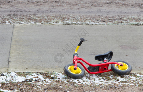 红孩子平衡自行车轮子勘探童年男生橙子胡同停留享受碰撞公园背景图片