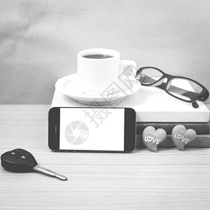办公室办公桌 咖啡和电话 配有汽车钥匙 眼镜电脑工作空白桌面日历桌子商业职场杯子木头背景图片