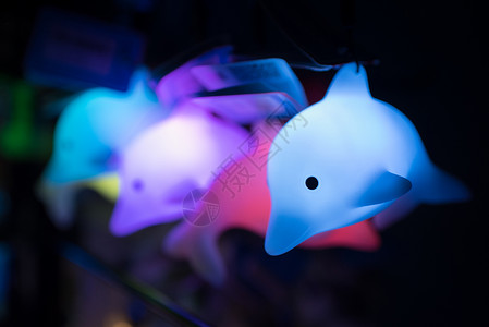 蓝色河豚海豚可爱动物的荧光玩具背景