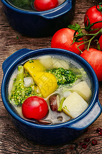 夏季蔬菜汤绿色胡椒勺子菜花午餐洋葱土豆盘子营养韭葱绿色的高清图片素材