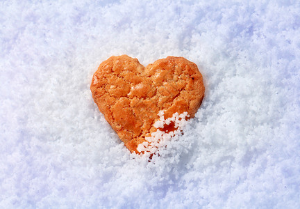 雪中的心形饼干背景图片