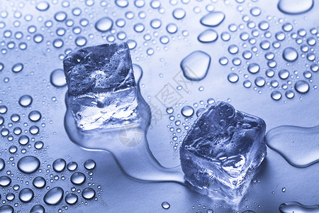 蓝色背景的冰雪方块和水滴气泡冷藏反射玻璃白色液体派对正方形背景图片
