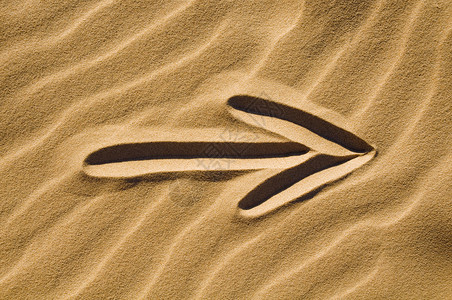 沙中箭头符号背景图片
