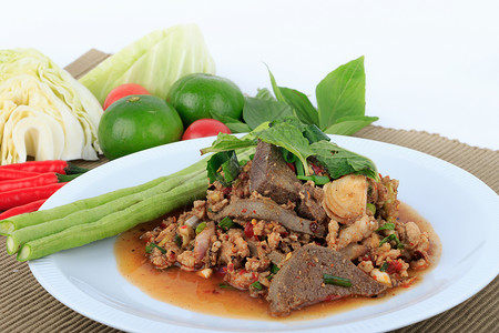 泰国土猪肉沙拉 香辣小麦猪肉和猪肝肝沙拉Larb Mu早餐午餐拉布胡椒辣椒养分盘子饮食文化洋葱背景图片